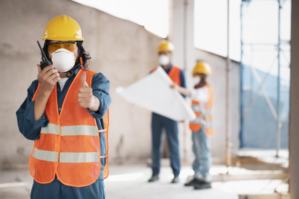 Colegas com equipamento de segurança trabalhando em planta