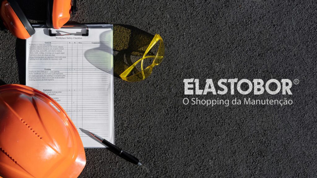 Capacete, óculos e protetores de ouvido