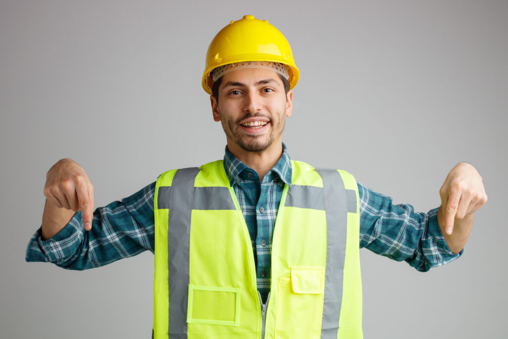 Homem sorrindo e vestindo EPI em fundo branco