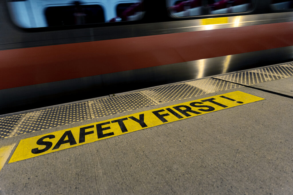 Sinal "Safety First" no chão