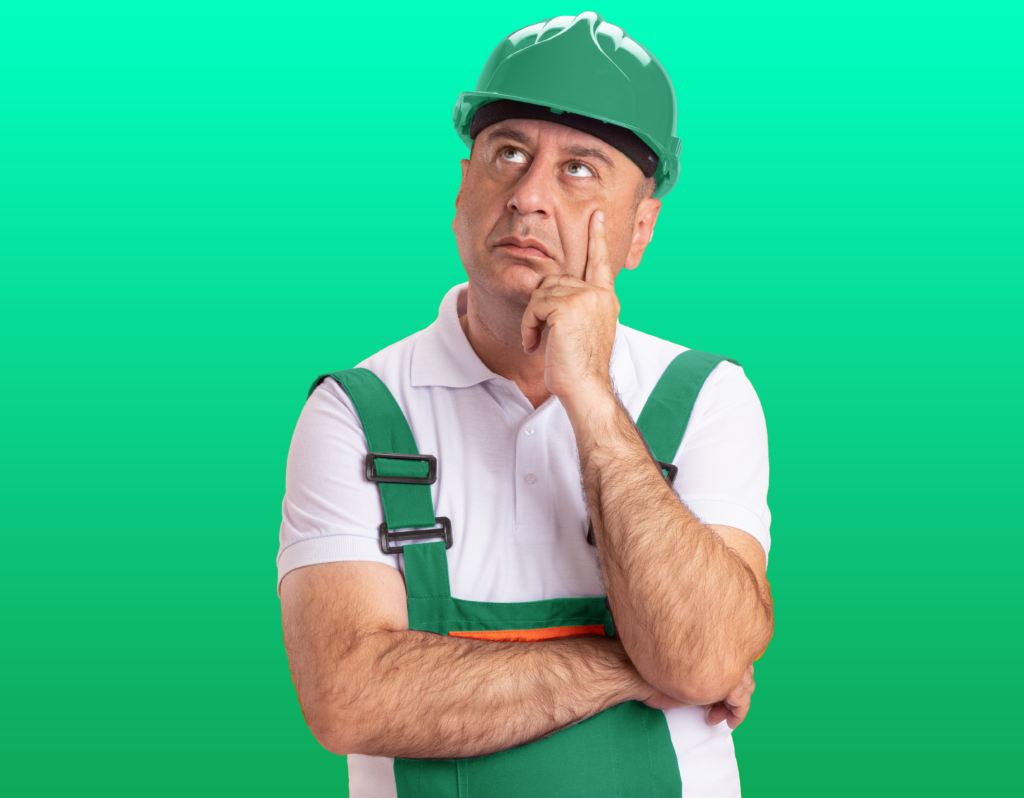 Homem vestindo EPI verde com expressão pensativa