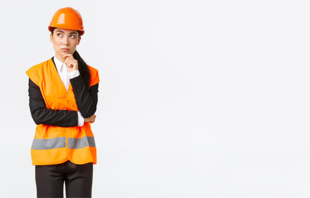 Mulher utilizando EPI em fundo branco com expressão de dúvida